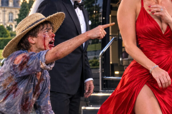 “Sir, don’t get in!”—covered in blood, a young man sprinted over at the last second, uttering a revelation that left his wife paralyzed with fear.