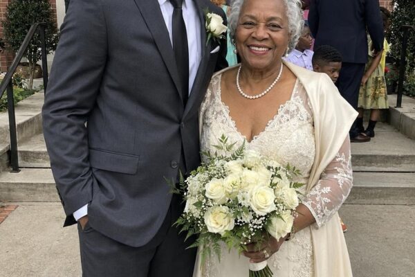 I Married an Old Widow to Ge.t a For.tune – After Her Funeral, the Lawyer Handed Me an Old Sewing Machine and a Letter
