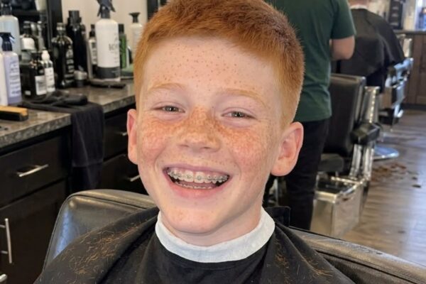 MY SON’S BARBER TOLD ME TO CHECK BEHIND HIS EAR—UNTIL POLICE ARRIVED AT MY HOUSE