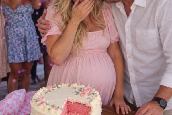 My daughter sliced into her gender reveal cake and started to cry, then the baker pulled me aside and quietly shared something that changed everything.